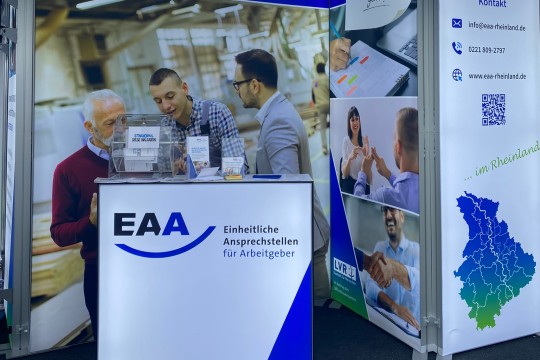 Das Bild zeigt den Informationsstand der EAA auf der CHIO in Aachen.