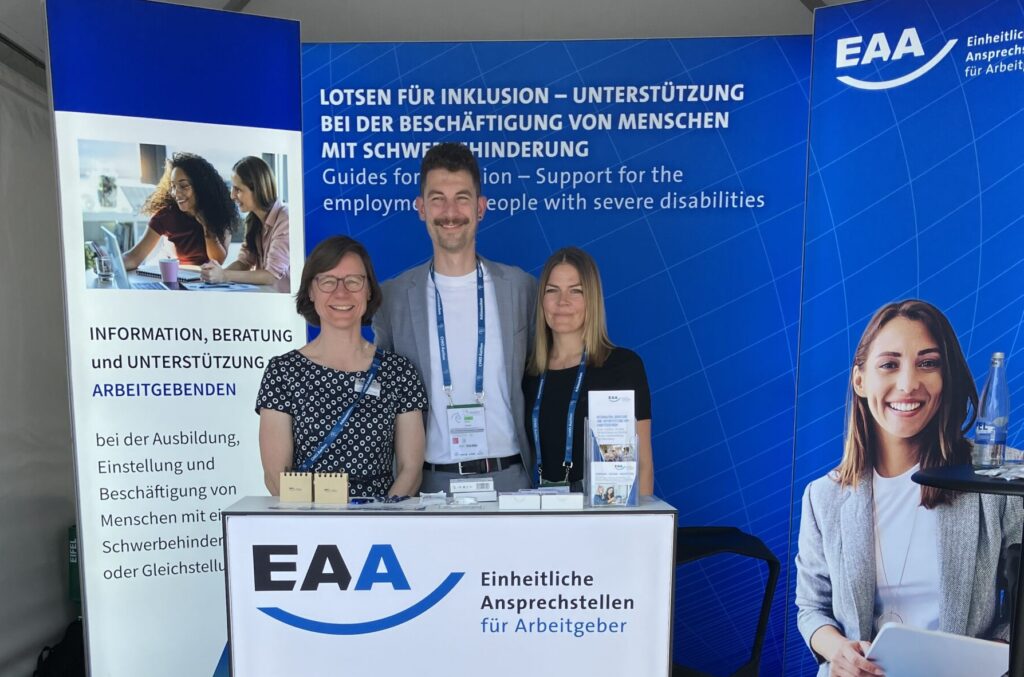 Das EAA-Team am Informationsstand beim TSCHIO
