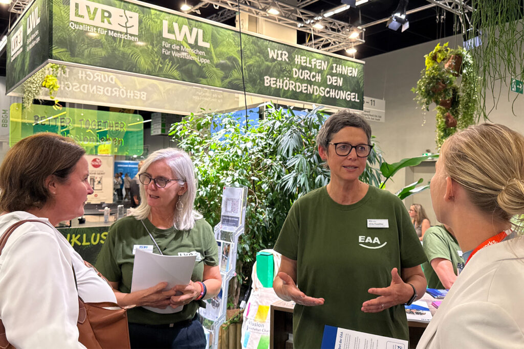 Fachberatende beraten Besuchende auf der Messe Zukunft Personal.